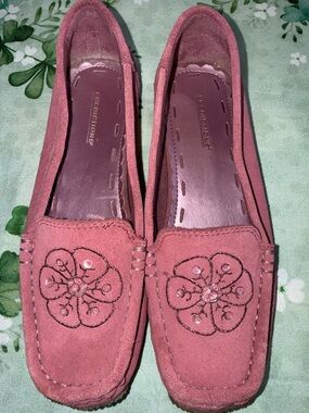 Predictions Dusty Rose Suede Floral Loafers